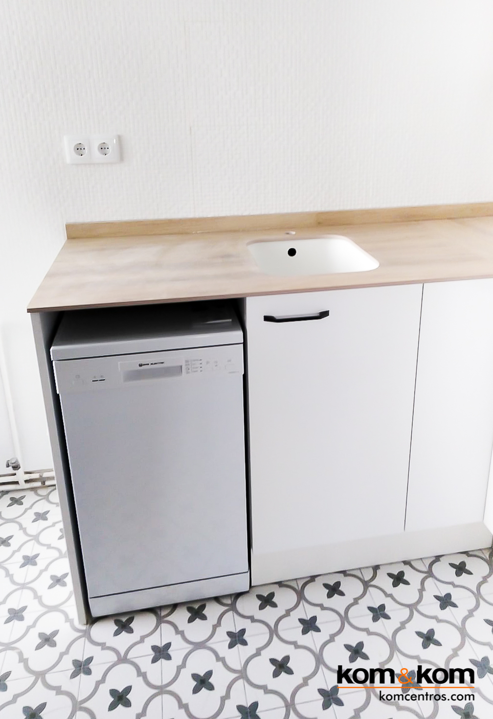 cocina blanca con electrodomésticos blancos
